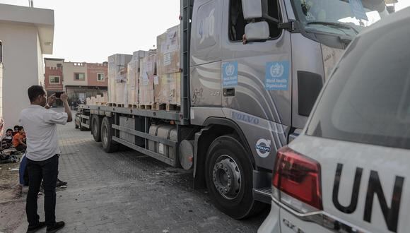 Se entrega ayuda médica al Hospital Nasser en Khan Yunis, Franja de Gaza, después de que un tercer convoy de camiones de ayuda entrara en el cruce de Rafah desde Egipto. EFE/EPA/HAITHAM IMAD