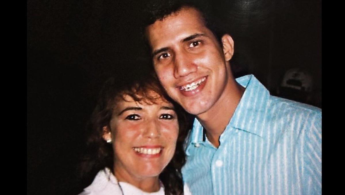 El hoy presidente encargado de Venezuela, Juan Guaidó, junto a Marcy Escalona, su primera maestra cuando tenía 5 años. (Foto: Archivo personal)