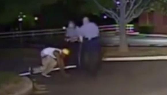 La brutal patada de un policía a un sospechoso negro [VIDEO]