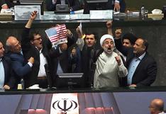 Queman bandera de USA en una sesión parlamentaria en Teherán