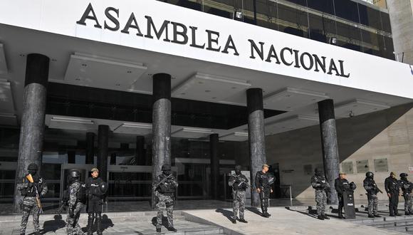 Fuerzas policiales montan guardia frente a la Asamblea Nacional en Quito después de que el presidente de Ecuador, Guillermo Lasso, emitió un decreto para disolver la legislatura, el 17 de mayo de 2023. (Foto de Rodrigo BUENDIA / AFP)