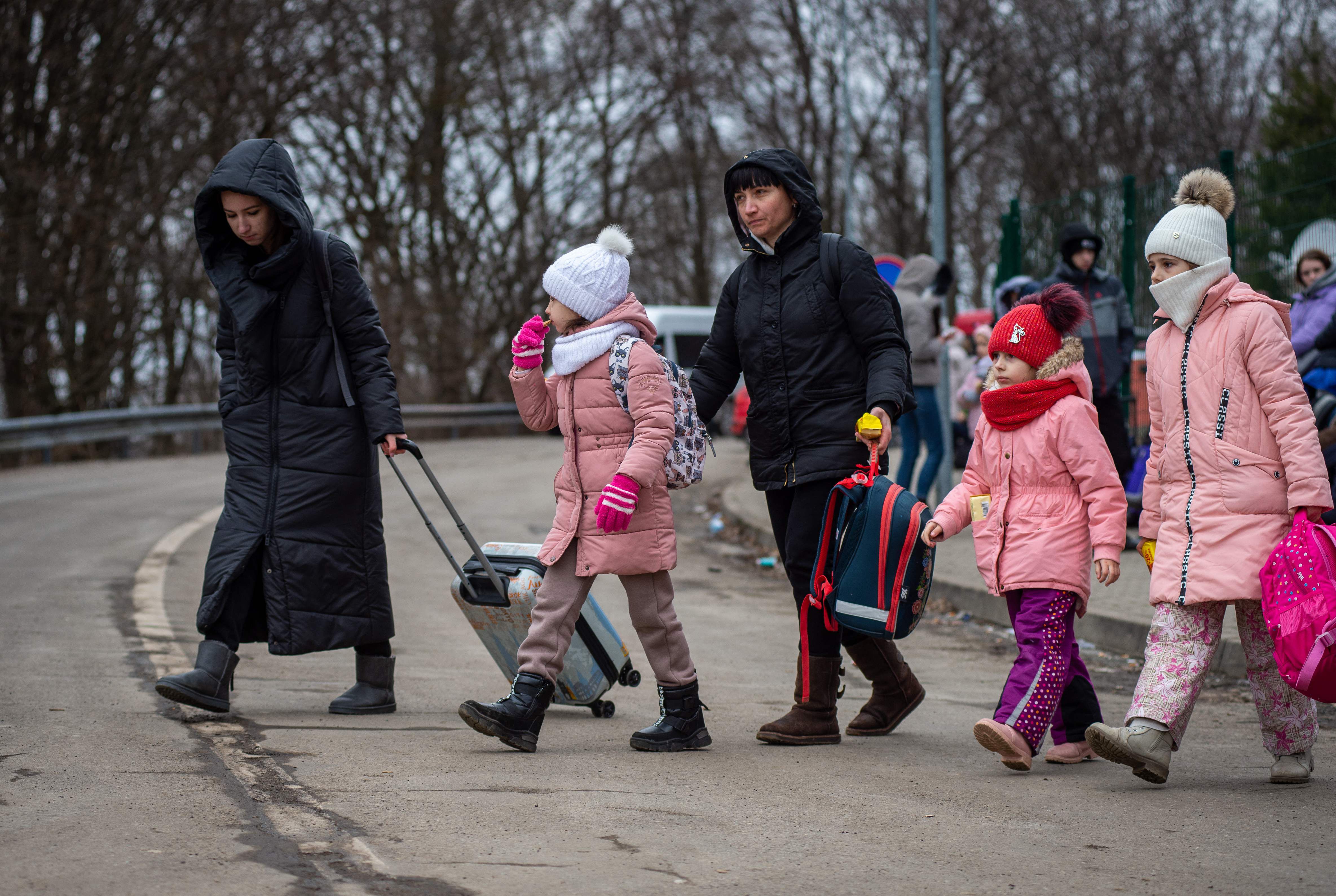 Ukrainian citizens have begun fleeing the conflict in their country a day after Russia launched a military attack on neighboring Ukraine.  (PETER LAZAR / AFP)