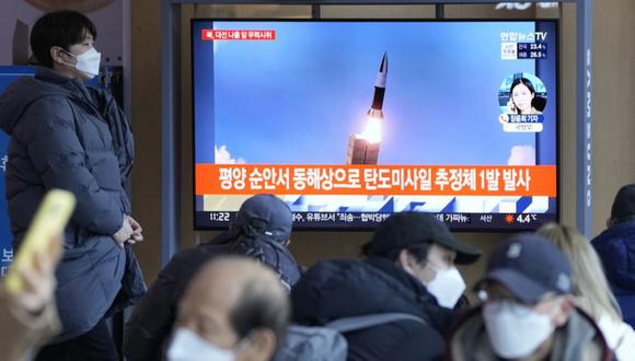 La gente mira un televisor que muestra una imagen de archivo del lanzamiento de un misil de Corea del Norte durante un programa de noticias en la estación de tren de Seúl en Seúl, Corea del Sur. (Foto: AP/Ahn Young-joon).
