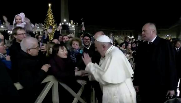El papa Francisco reprendió este martes visiblemente molesto a una mujer que le agarró bruscamente de la mano y le jaló hacia ella. (Reuters).