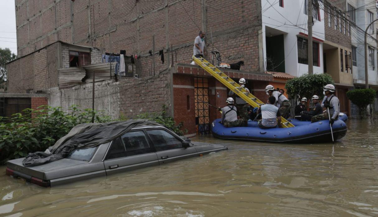 Según Indeci, son más de 2 mil personas las afectadas por el aniego en San Juan de Lurigancho. Vecinos tienen que recoger agua de cisternas porque Sedapal ha cortado el servicio. (Anthony Niño de Guzmán / El Comercio)