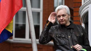 Hallan libros de hackeo en casa de sueco cercano a Assange detenido en Ecuador