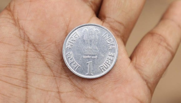 Esta es una imagen referencial de un hombre sosteniendo una moneda. (Foto: Siva prasad / Pixabay)