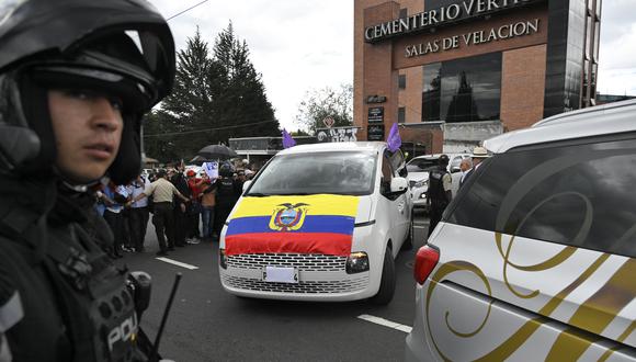 Una caravana de policías y un coche fúnebre donde yace el cuerpo del asesinado candidato presidencial ecuatoriano Fernando Villavicencio salen del Cementerio Vertical en Quito. (Foto: Rodrigo BUENDIA / AFP)