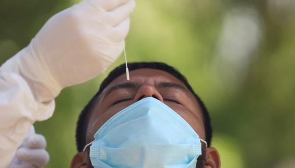 Un hombre tomando una prueba de coronavirus en Chile. (Foto: Reuters)