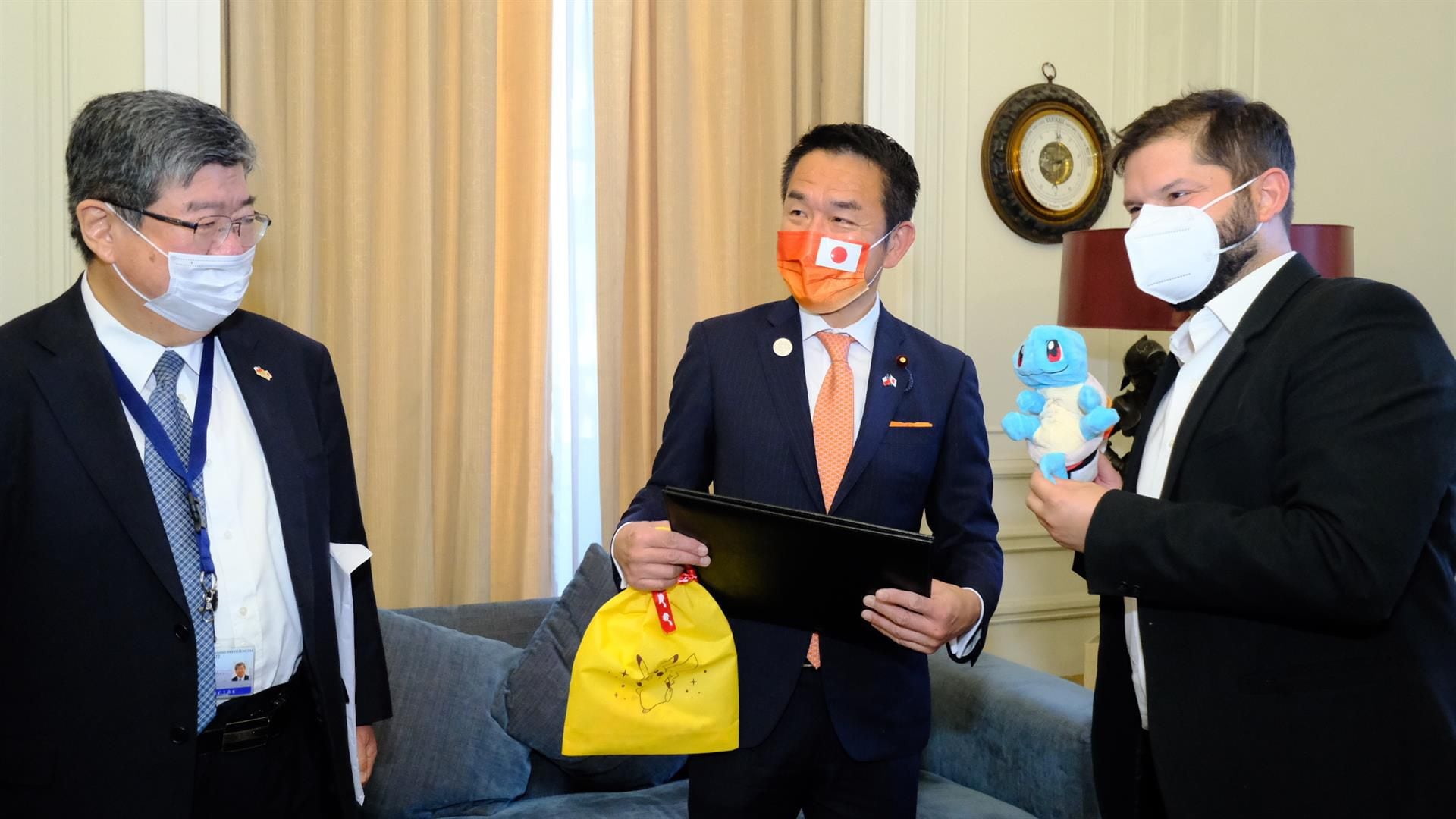 Gabriel Boric greets the Minister of Foreign Affairs of Japan, Kiyoshi Odawara, who gave him a pokeball and a stuffed toy of Squirtle, one of the characters from the Pokémon animated series.  (EFE).