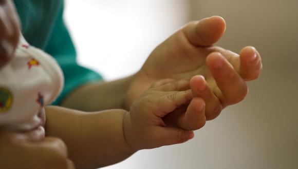 Coronavirus en Argentina: Mujer llegó de Brasil, dio a luz y huyó con el bebé del hospital sin cumplir la cuarentena. Foto referencial: AFP