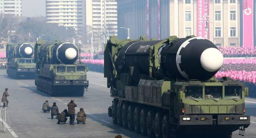 Esta foto de febrero de 2018 muestra un misil balístico Hwasong-15 durante el desfile militar para conmemorar el 70 aniversario del Ejército Popular de Corea en Kim Il Sung Plaza en Pyongyang. (Foto referencial: AFP)