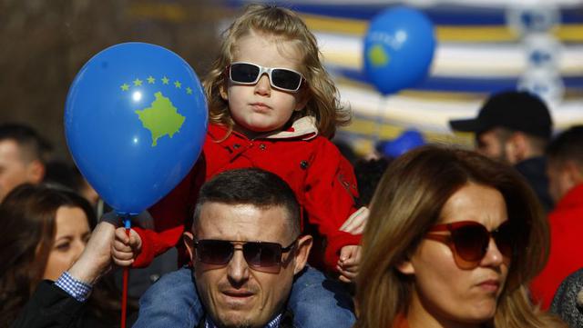 Los primeros rechazan la independencia del territorio y siguen leales a Belgrado. (Foto: AFP)