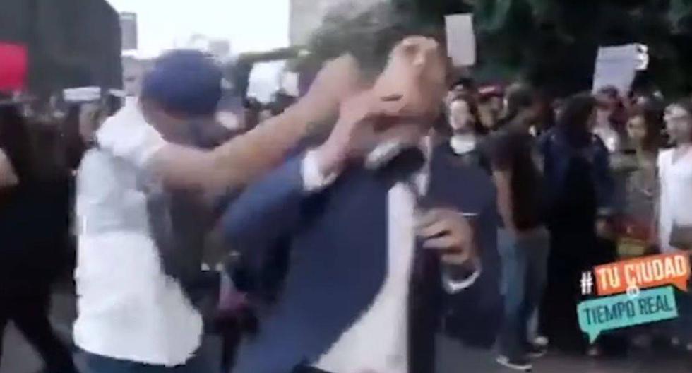 En el transcurso de la marcha se dieron algunos enfrentamientos con periodistas que se encontraban grabando la escena. (Foto: Captura de video)