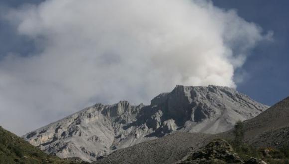 Declaran volcán Ubinas en alerta naranja y habrá evacuaciones