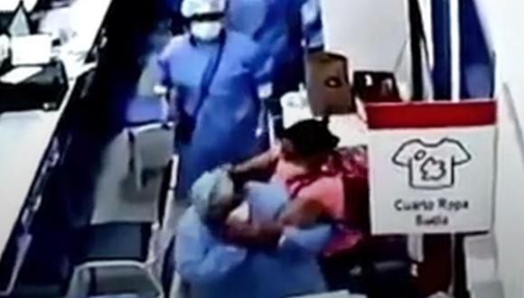 Un grupo de enfermeras y un agente de seguridad intervinieron para frenar el ataque. (Foto: América Noticias)