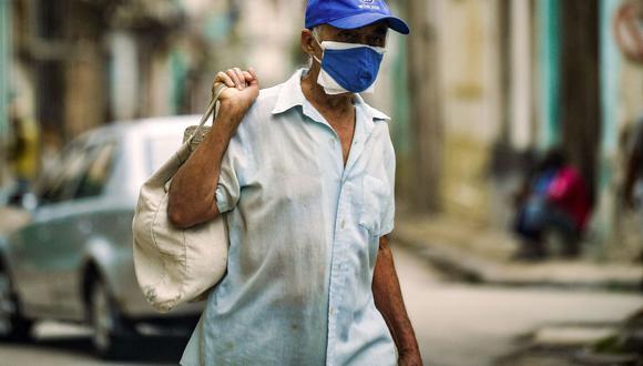 Un cubano camina por una calle de La Habana, el 15 de julio de 2021, en medio de la pandemia de coronavirus. (Foto de YAMIL LAGE / AFP).