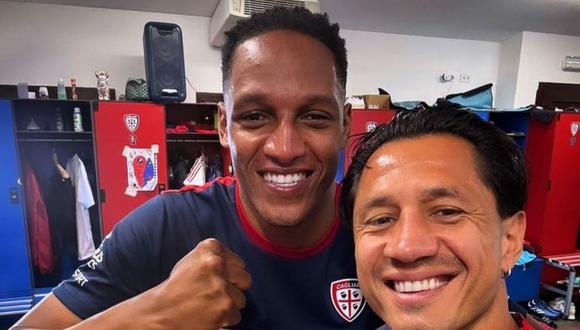 El defensor colombiano compartió una imagen en la que aparece sonriente junto al delantero ítalo peruano, acabando con las especulaciones sobre algún problema de vestuario.