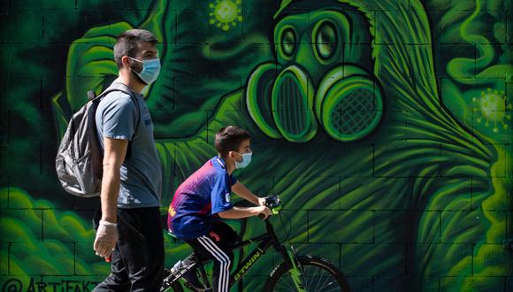 Inocencia interrumpida. Un niño monta bicicleta junto a su padre en una calle de Barcelona. En España, los menores pueden salir una hora, entre las 12 pm y las 7 pm. Ello tras permanecer seis semanas en confinamiento debido a la pandemia del covid-19.