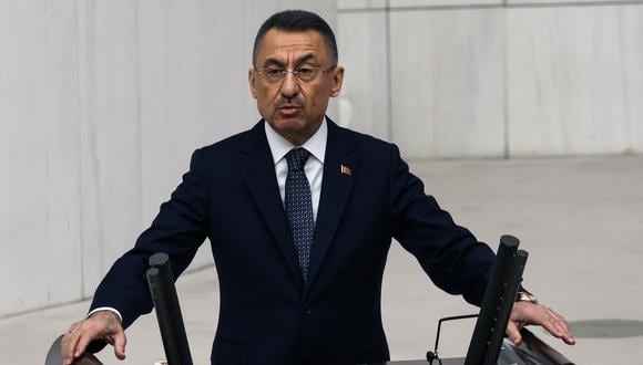 Foto referencial | El vicepresidente turco Fuat Oktay habla mientras la Asamblea General inicia las negociaciones sobre la Ley de Presupuesto del Gobierno Central de 2023. (Foto: Adem ALTAN / AFP )