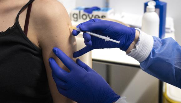 Una enfermera (derecha) vacuna a una mujer contra el coronavirus en Viena, Austria. (Foto: JOE KLAMAR / AFP)