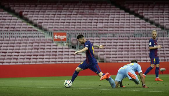 Lionel Messi no deja de sorprender cada vez que tiene la pelota en sus pies. El astro argentino del Barcelona dejó en ridículo al portero Leandro Chichizola con esta maravillosa anotación. (Foto: AFP)