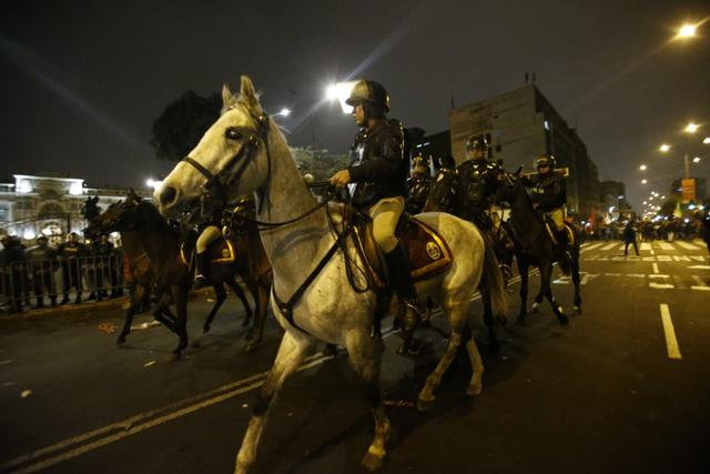Policías lanzan gases lacrimógenos a manifestantes (30-09)