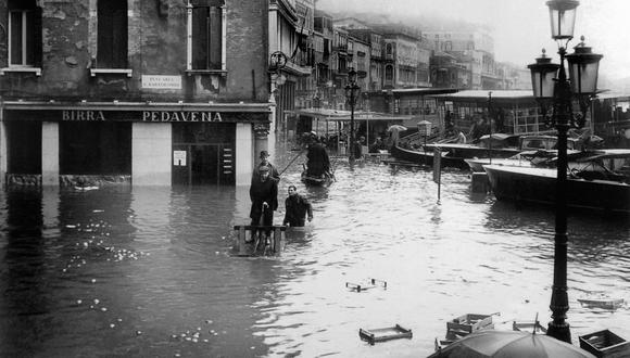 La ‘acqua alta’ de la noche del martes ha causado por lo menos dos muertes, sumergido el 87% de Venecia y revivido la pesadilla que vivió la joya europea en 1966. (Archivo AFP)
