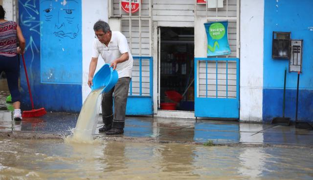 Varias familias han resultado afectadas por el aniego que se presenta en la urbanización Los Tusílagos, en San Juan de Lurigancho. (Foto: Giancarlo Ávila / El Comercio)