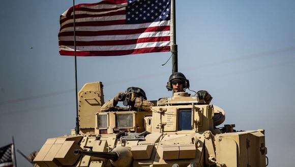 Un soldado de Estados Unidos maneja la torreta de un vehículo de combate Bradley (BFV) durante una patrulla cerca de al-Malikiyah, en la provincia de Hasakah, Siria, el 27 de octubre de 2020. (Delil SOULEIMAN / AFP).