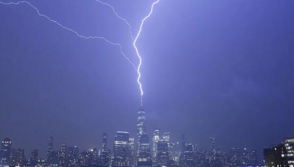 El momento exacto en el que un rayo impactó sobre el One World Trade Center.