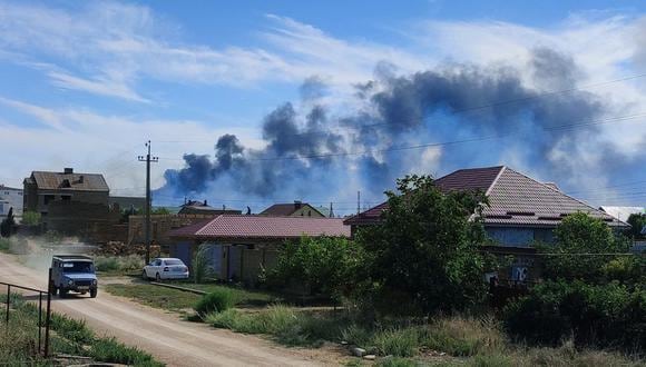 El humo se eleva después de que se escucharon varias explosiones en una base aérea militar rusa cerca de Novofedorivka, Crimea, 9 de agosto de 2022. (REUTERS/Stringer).