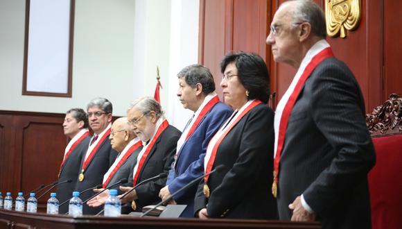 Eloy Espinoza-Saldaña, José Luis Sardón, Manuel Miranda, Ernesto Blume, Carlos Ramos, Marianella Ledesma y Augusto Ferrero Costa; el pleno del TC.