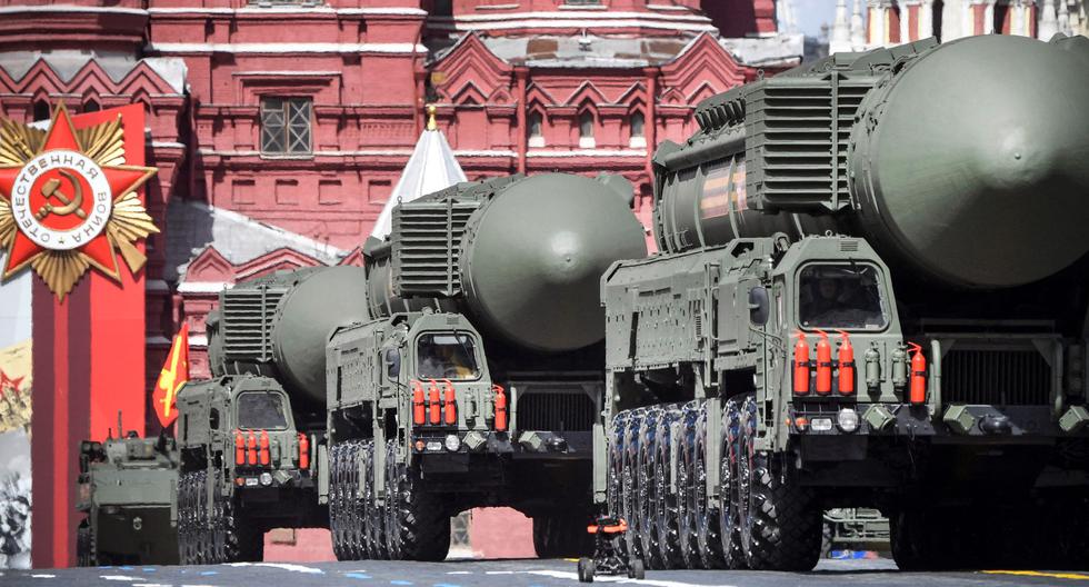 Los lanzadores de misiles balísticos intercontinentales rusos Yars desfilan por la Plaza Roja durante el Día de la Victoria, el 9 de mayo de 2022. (Alejandro NEMENOV / AFP).