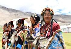 4 fotos de mujeres vistiendo ropa típica de Burang en Tibet