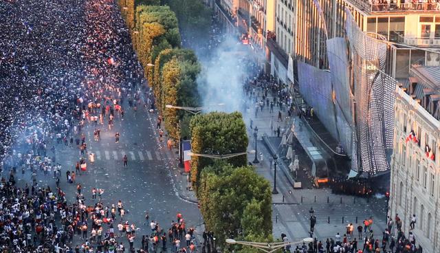 Policía de Francia resguarda el Drugstore Publicis, donde unos treinta jóvenes perpetraron un saqueo mientras miles en París celebraban el campeonato mundial. (Foto: AFP/Ludovic Marin)