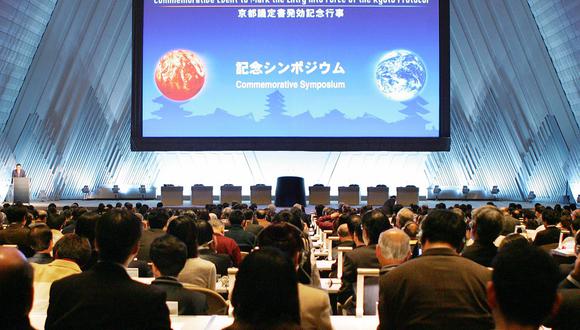 El simposio conmemorativo del Protocolo de Kioto organizado por el Ministerio de Medio Ambiente de Japón en la Sala Internacional de Conferencias de Kioto, 16 de febrero de 2005. (Foto de KAZUHIRO NOGI / AFP)