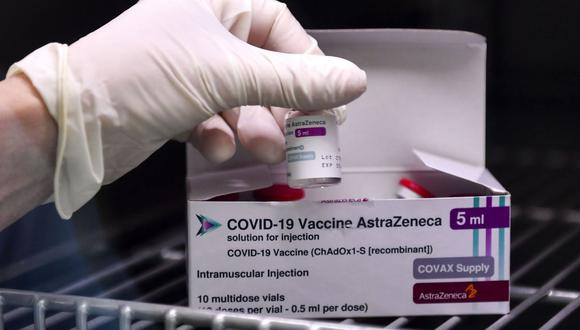 Imagen referencial. Una enfermera prepara una dosis de Vaxzevria (antes vacuna COVID-19 de AstraZeneca) durante la vacunación en el Policlínico de Bucarest en Skopje, República de Macedonia del Norte. (EFE/EPA/GEORGI LICOVSKI).