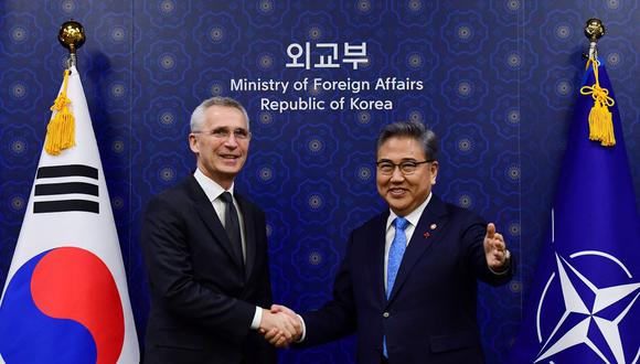 El secretario general de la OTAN, Jens Stoltenberg (izquierda), le da la mano al ministro de Relaciones Exteriores de Corea del Sur, Park Jin, durante su reunión en Seúl el 29 de enero de 2023. (KIM Min-Hee / POOL / AFP).