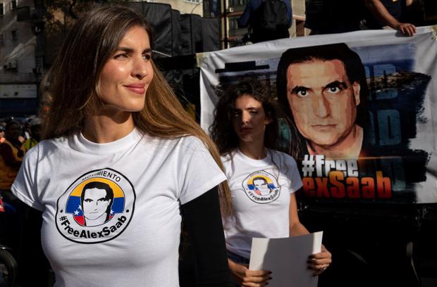 Camila Fabri, esposa del empresario Alex Saab, participa en una protesta en demanda de su liberación el 18 de agosto de 2022. (YURI CORTEZ / AFP).