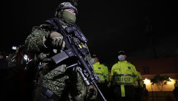 Soldados colombianos prestan seguridad en Bogotá para reforzar la seguridad de la ciudad, donde se han disparado en los últimos meses las cifras de robos y homicidios. (EFE/ Carlos Ortega).