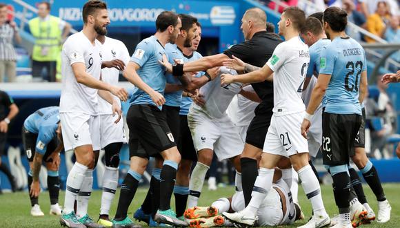 Kylian Mbappé fingió una falta y Diego Godín salió a reclamarle en el duelo entre Uruguay y Francia en los cuartos de Rusia 2018. (Foto: Reuters)