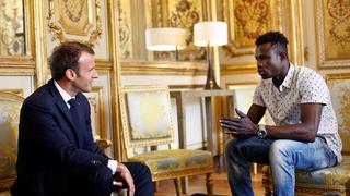 Macron concede la nacionalidad francesa al inmigrante héroe de París [FOTOS]