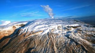 El volcán Nevado del Ruiz en Colombia registra sismos y emisión de cenizas