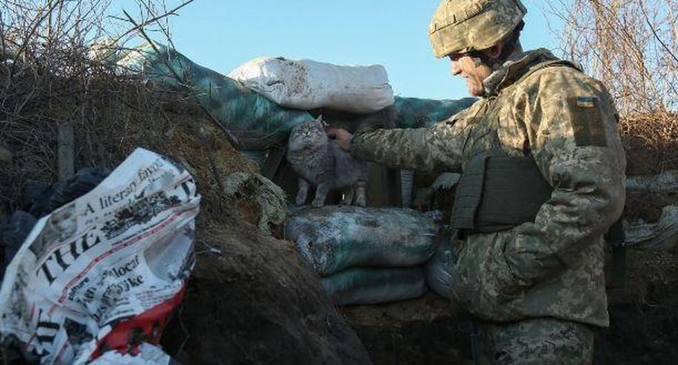 Soldado ucraniano en una trinchera de Svetlodarsk, ciudad cercana a la zona de Donetsk que es controlada por paramilitares prorrusos. (EFE / EPA / ANATOLII STEPANOV)
