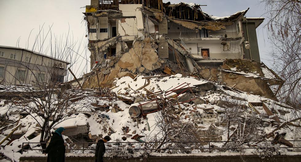 Varias personas pasan junto a un edificio derrumbado en Malatya, Turquía. (Foto: AP)