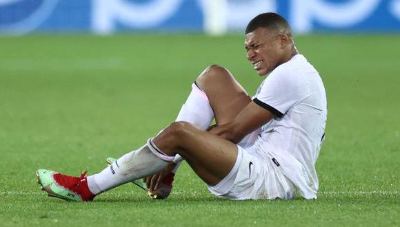Kylian Mbappé salió lesionado el miércoles, pero PSG le confirmó para el duelo ante Lyon. (Foto: AFP)