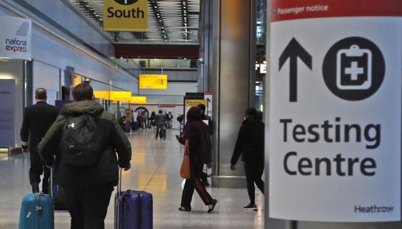 Los viajeros caminan hacia el centro de pruebas Covid-19 en el aeropuerto de Heathrow en Londres. (Foto: AP / Frank Augstein).