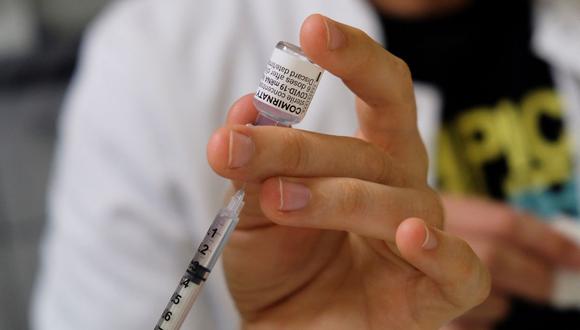 Francia obligará a trabajadores médicos a vacunarse contra el coronavirus; si no lo hacen no recibirán sus sueldos. (THEO ROUBY / AFP).