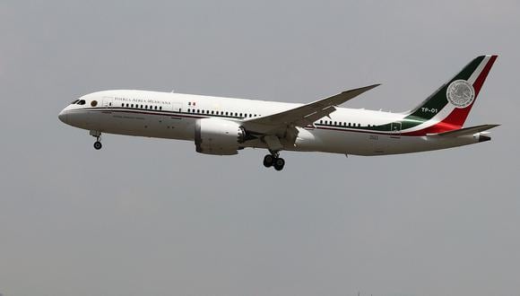 Fotografía fechada el 22 de julio de 2020 que muestra al avión presidencial de México antes de aterrizar en el Aeropuerto Internacional de la Ciudad de México, México. (Foto de José Pazos / EFE)